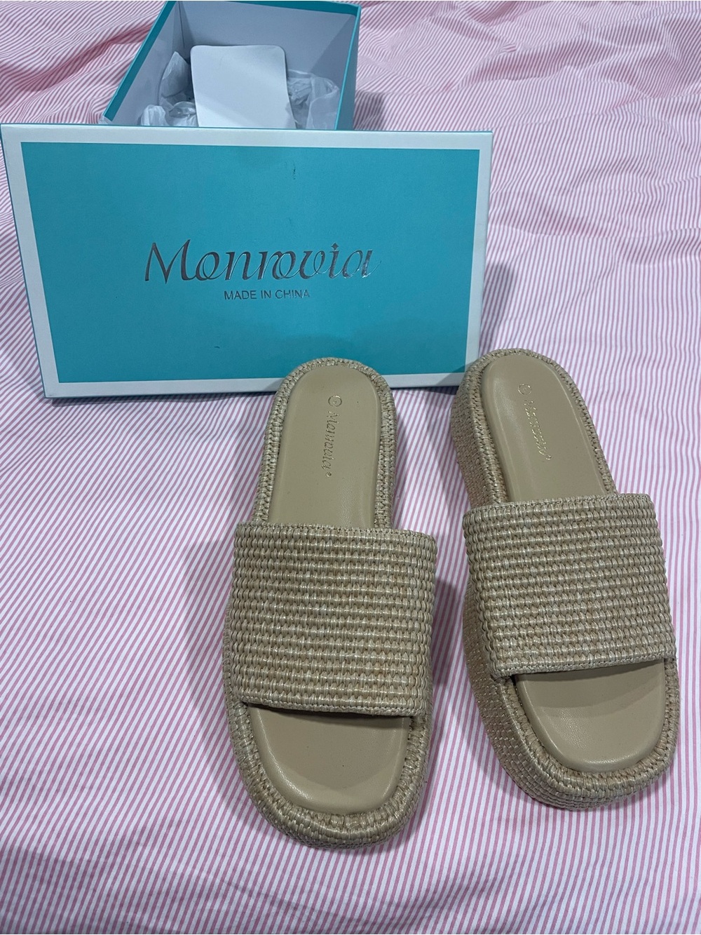 *NEW IN BOX* Natural raffia platform sandals, size 9